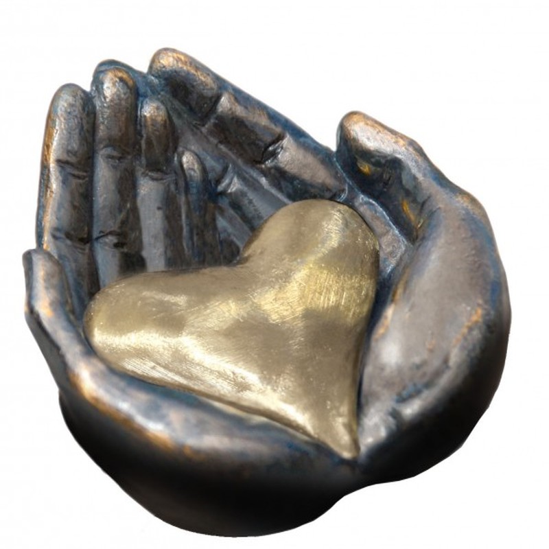 Sculptuur "op handen gedragen"