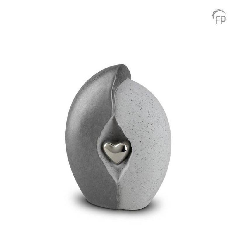 Urn keramiek grijs met zilveren hart middel
